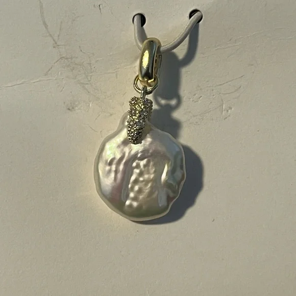 Kendra Scott Pendant - Picture 3 of 3